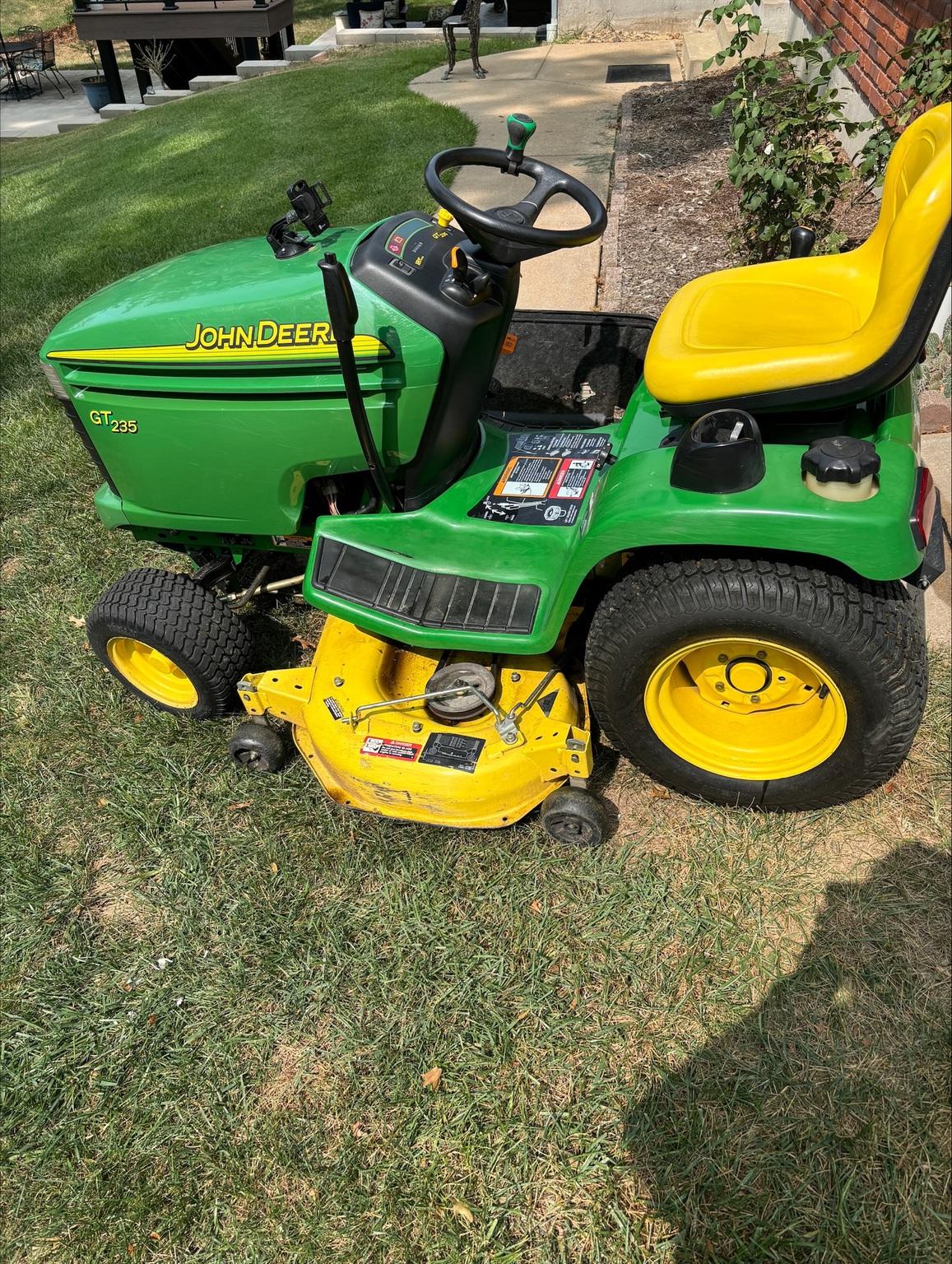 2002 John Deere GT235