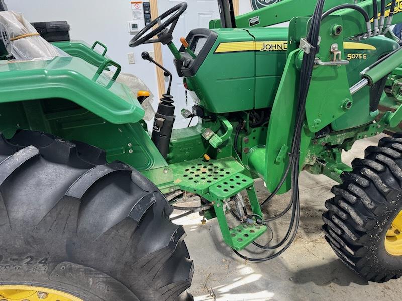 2011 John Deere 5075E Image