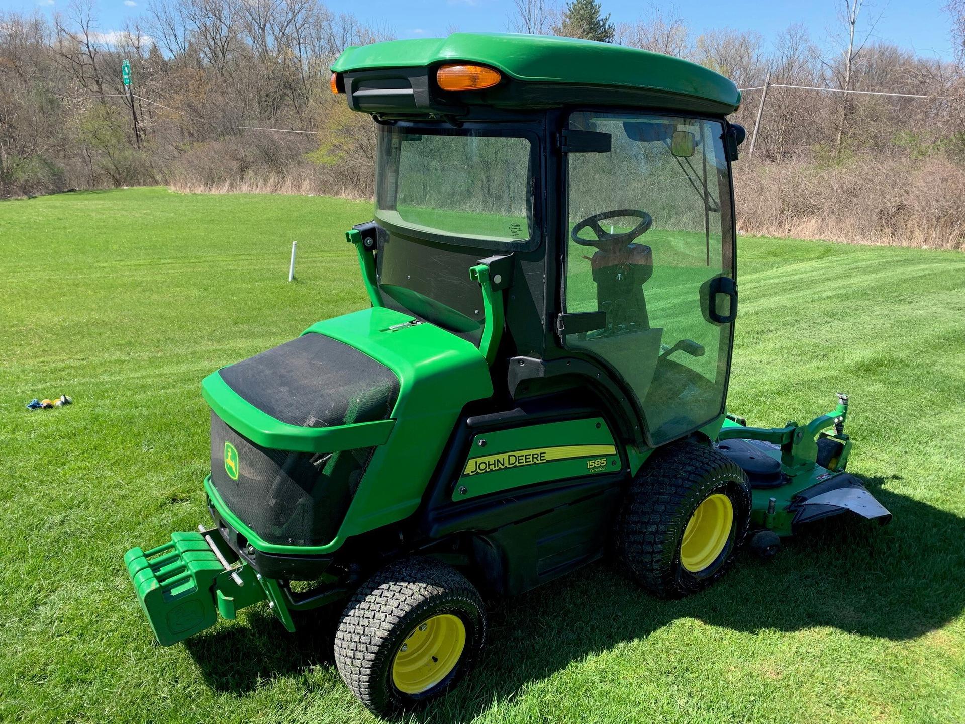 2022 John Deere 1585