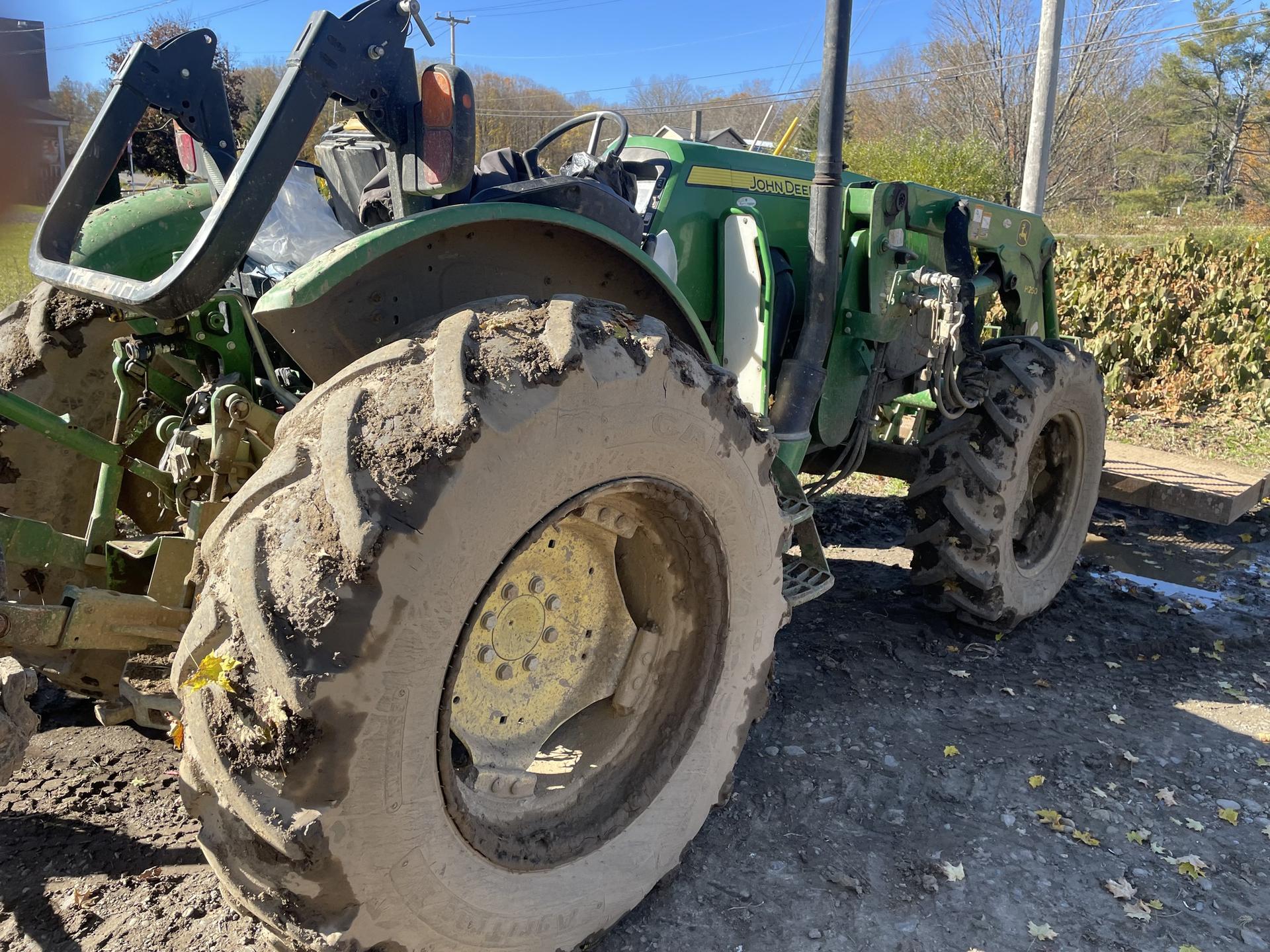 2016 John Deere 5100E