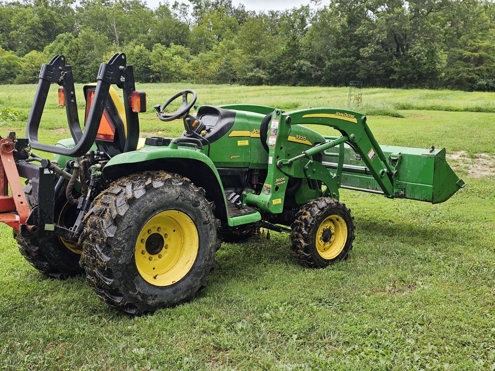 2005 John Deere 3320