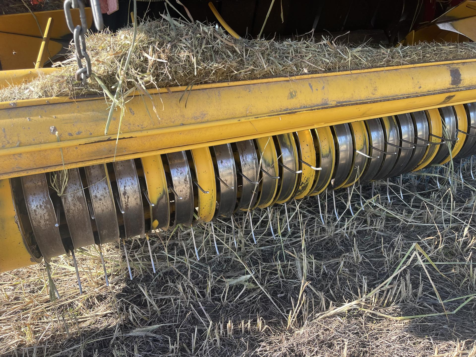 2017 New Holland Rollbelt 560