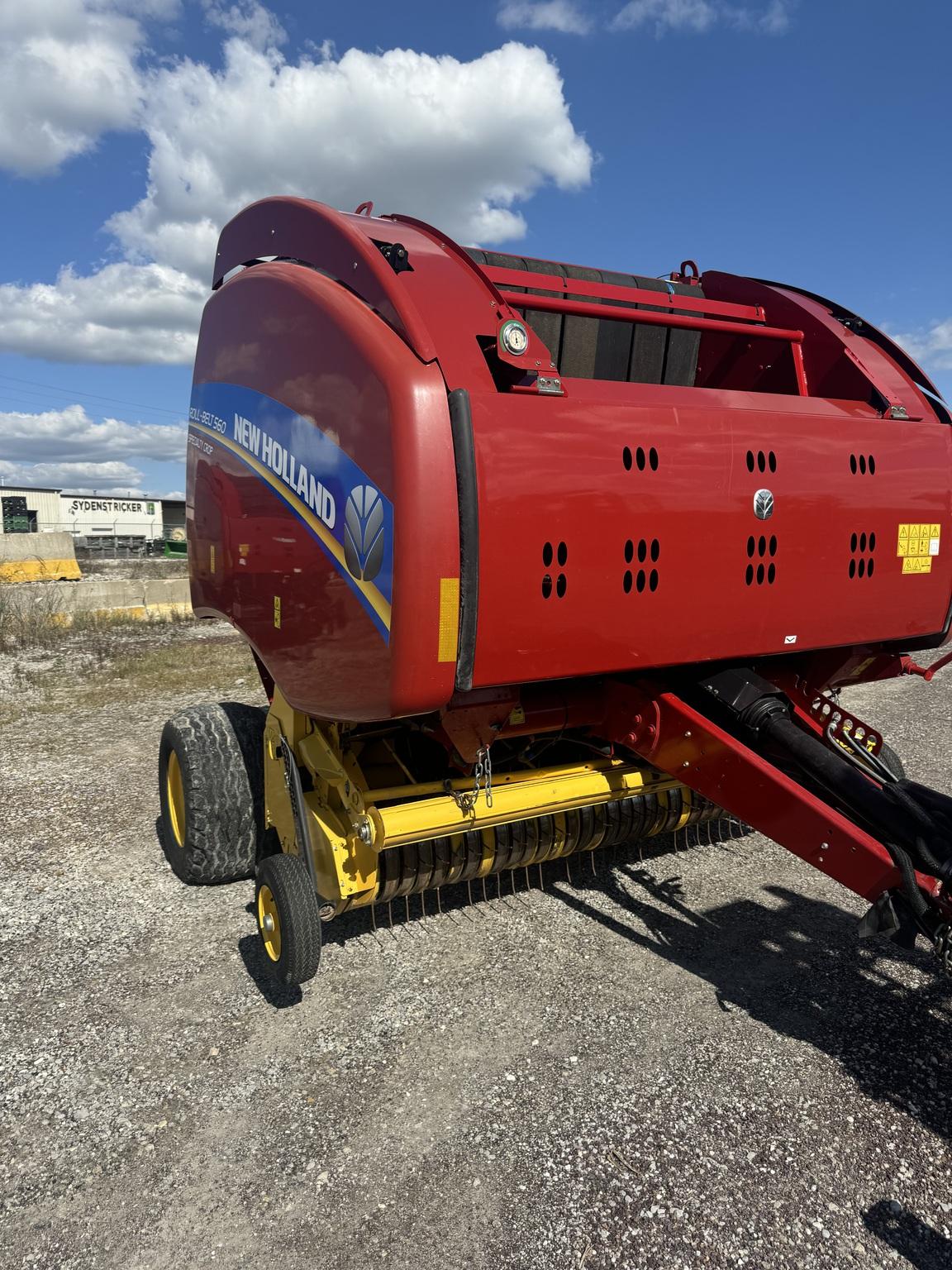 2017 New Holland Rollbelt 560