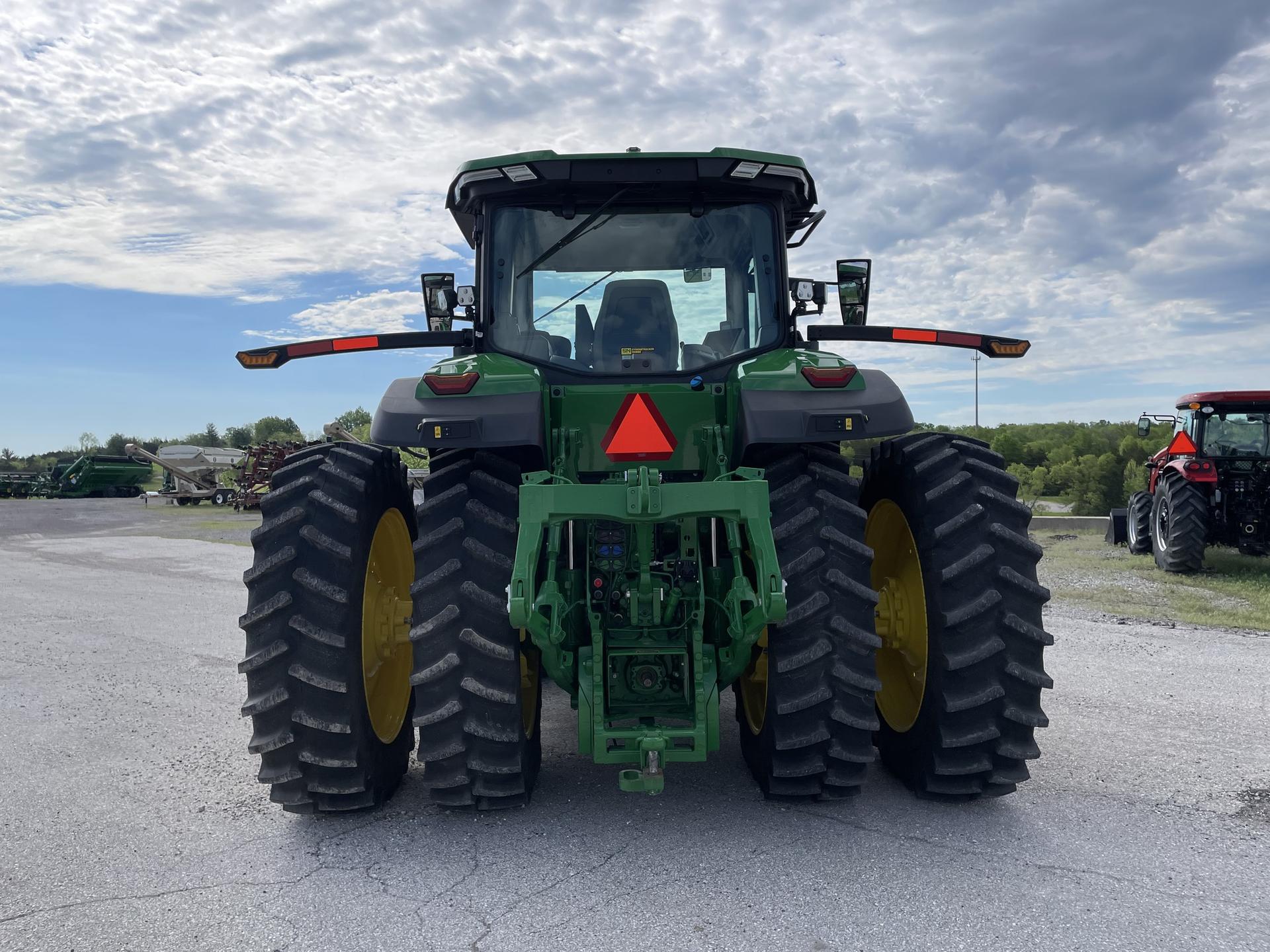 2023 John Deere 8R 250