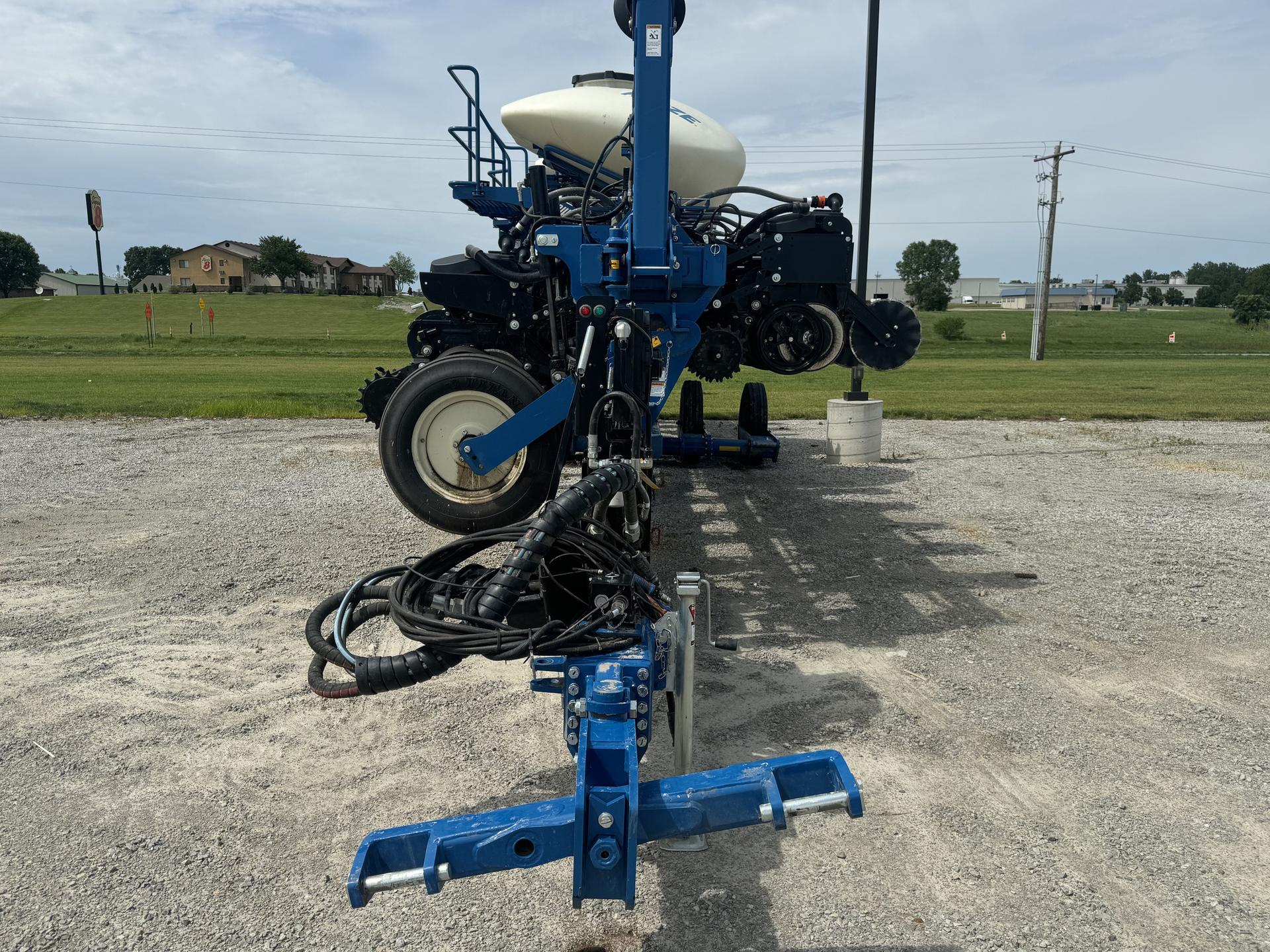 2023 Kinze 3665