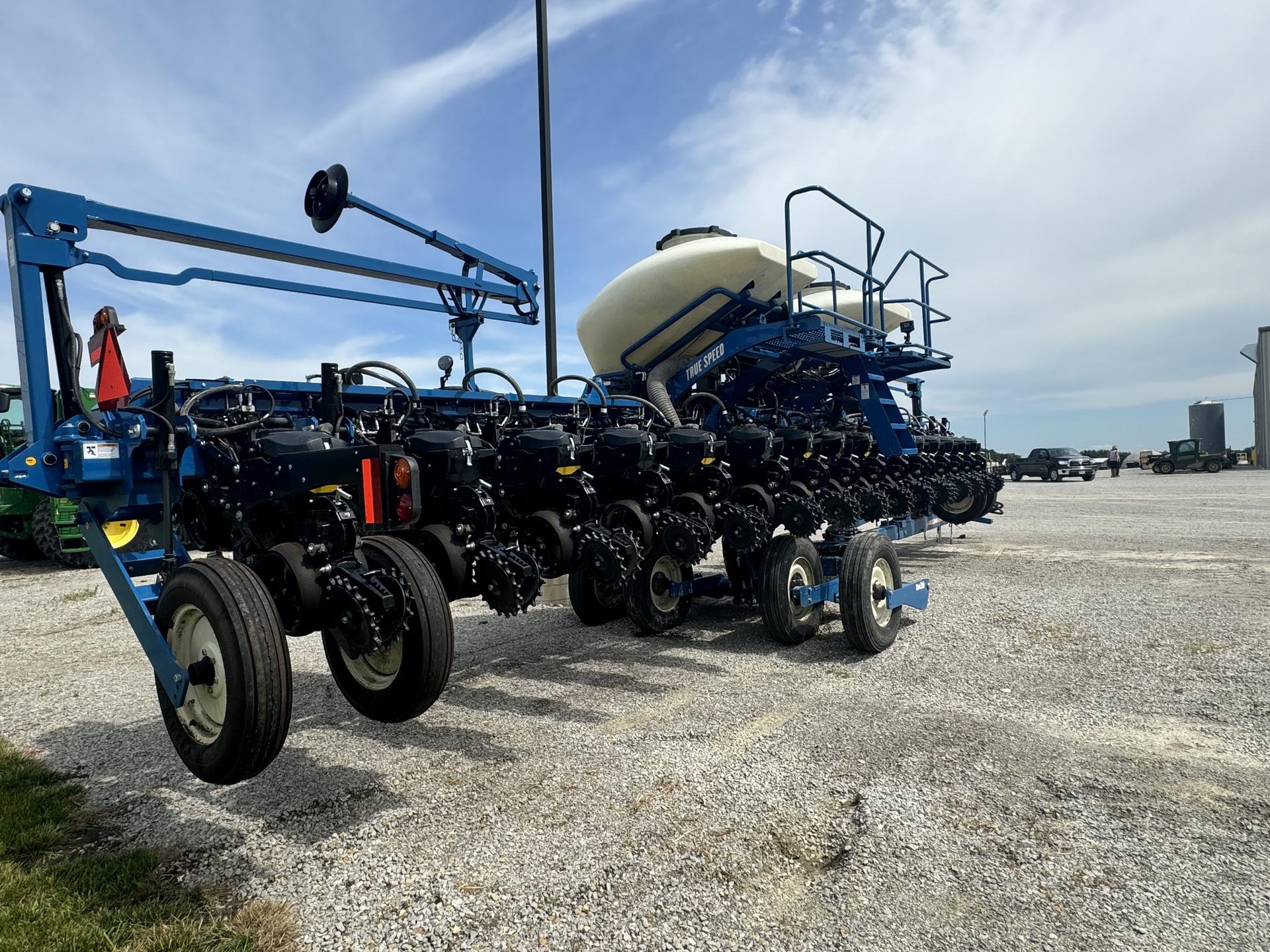 2023 Kinze 3665