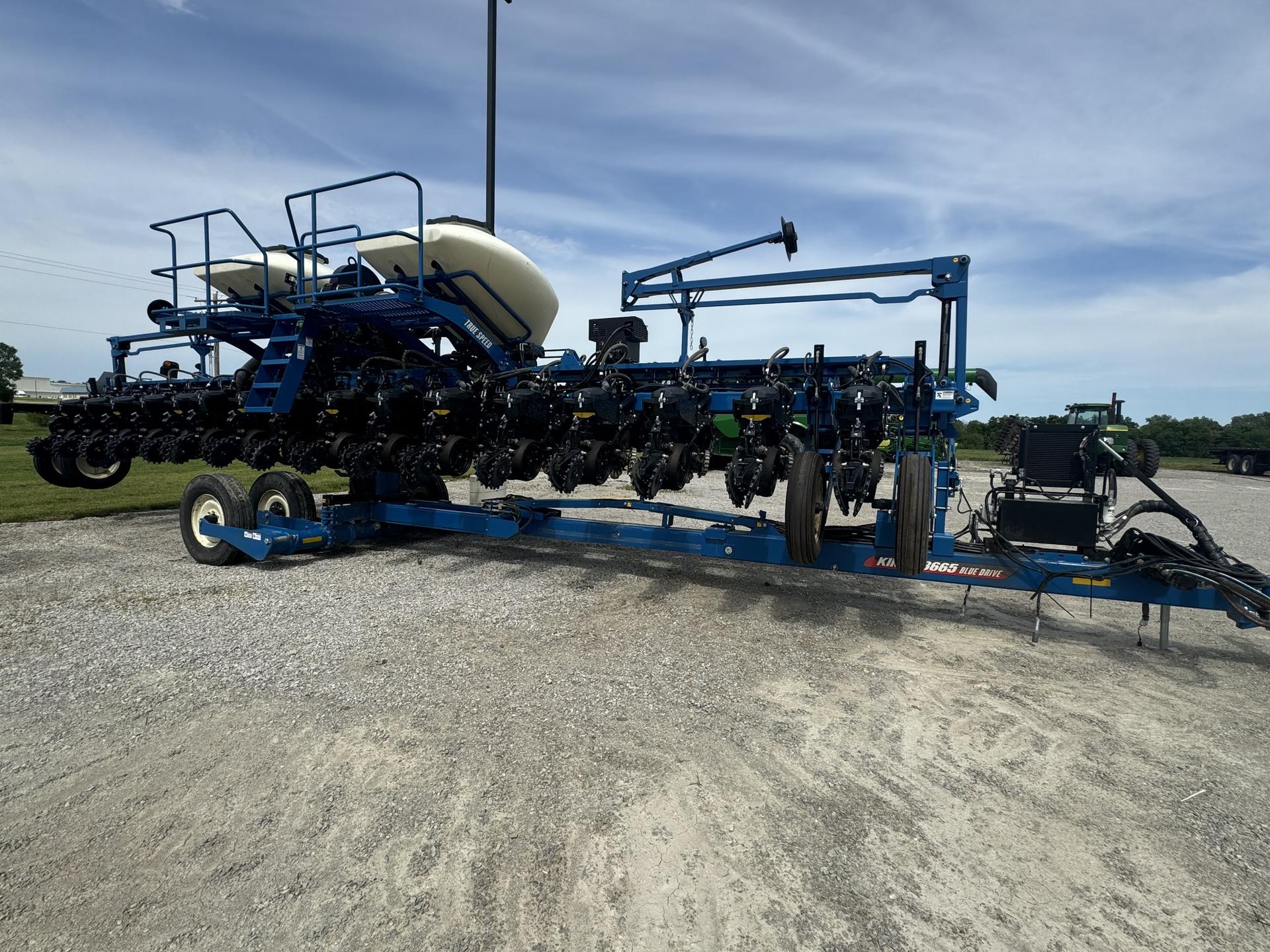 2023 Kinze 3665