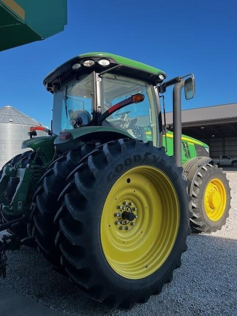 2011 John Deere 7230R Image