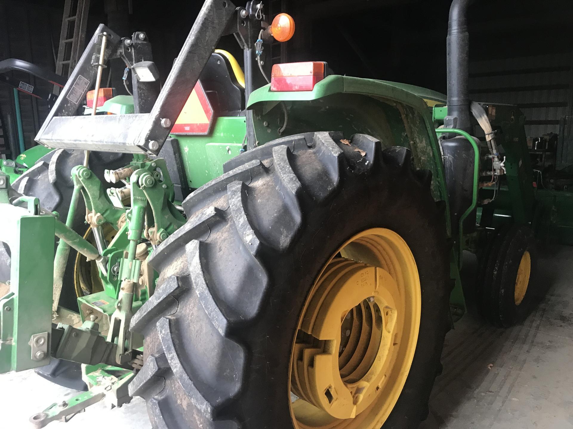 2017 John Deere 6120E