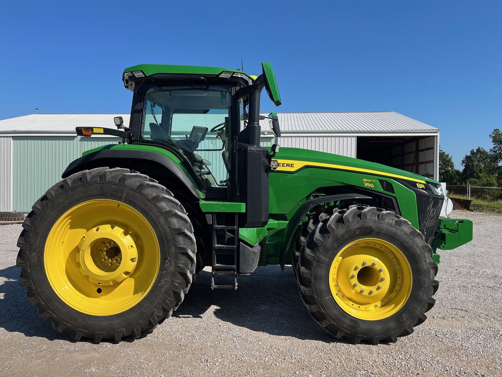 2023 John Deere 8R 250