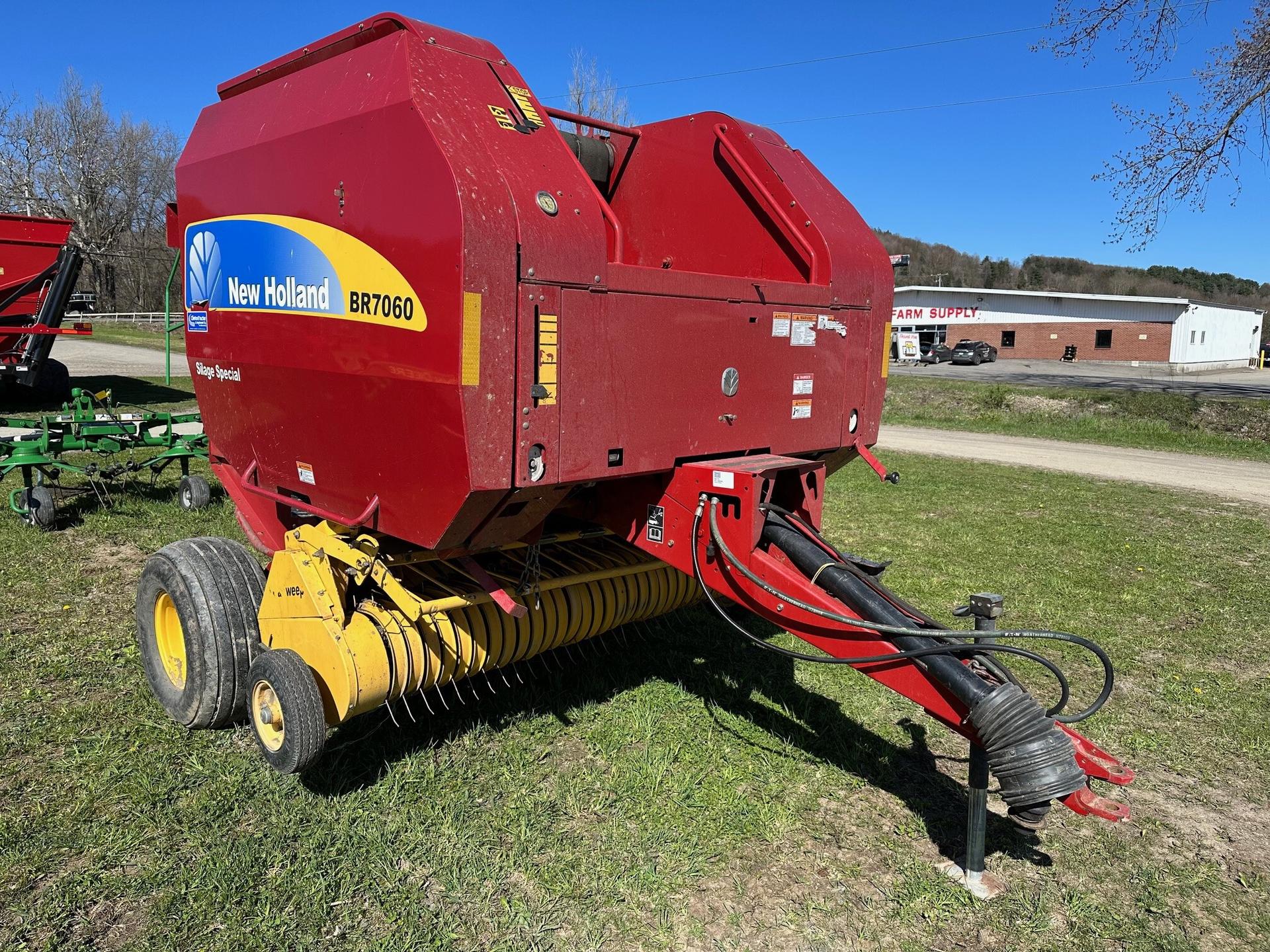 2011 New Holland BR7060