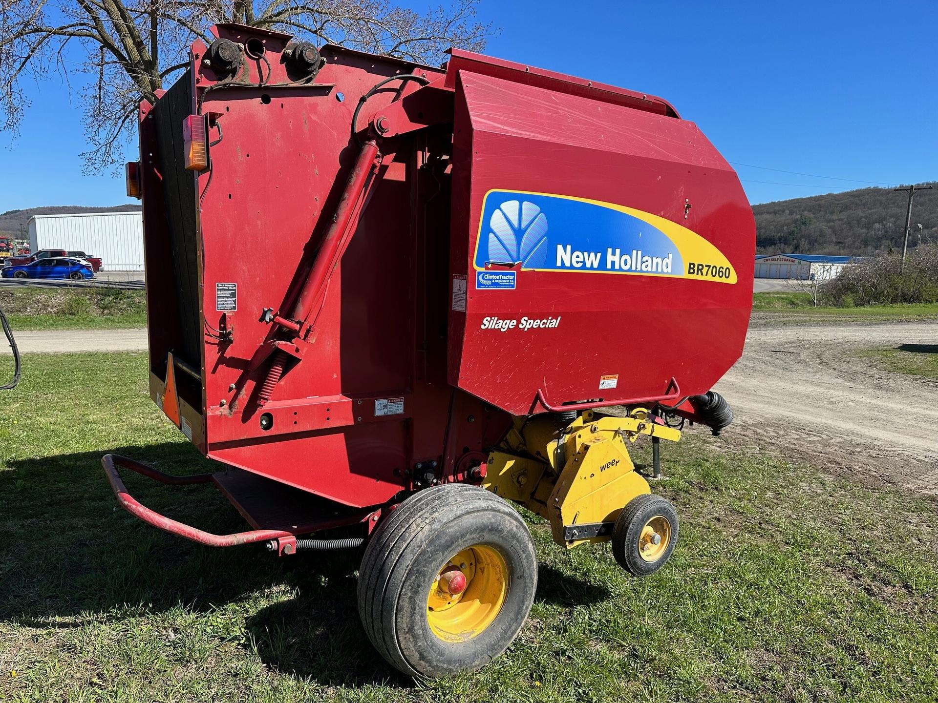 2011 New Holland BR7060