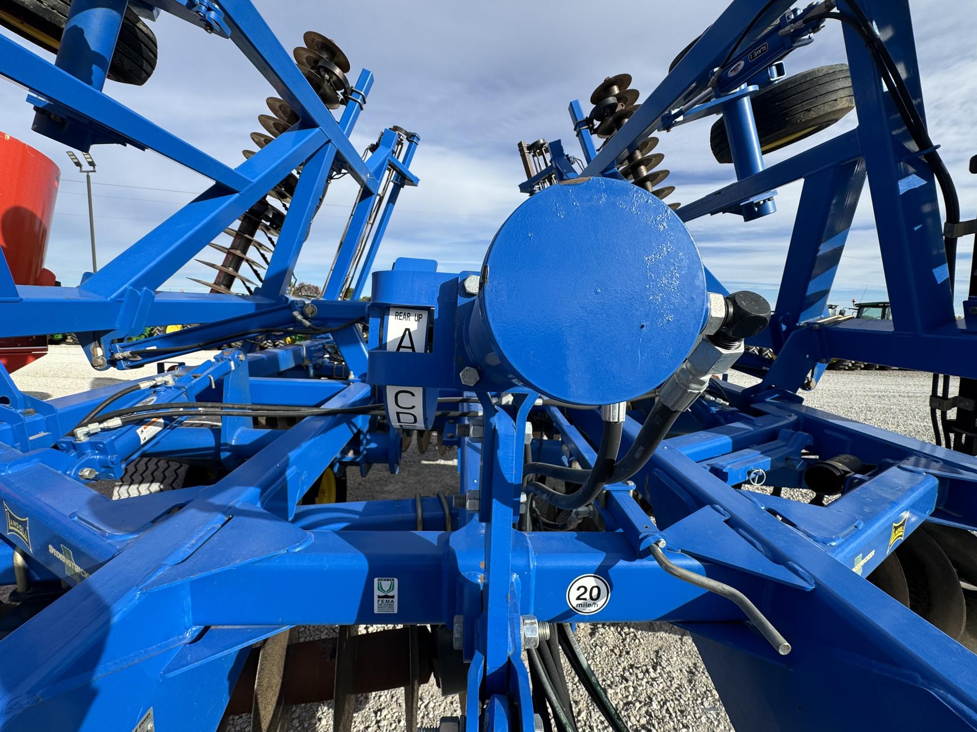 2015 Landoll 7431-33