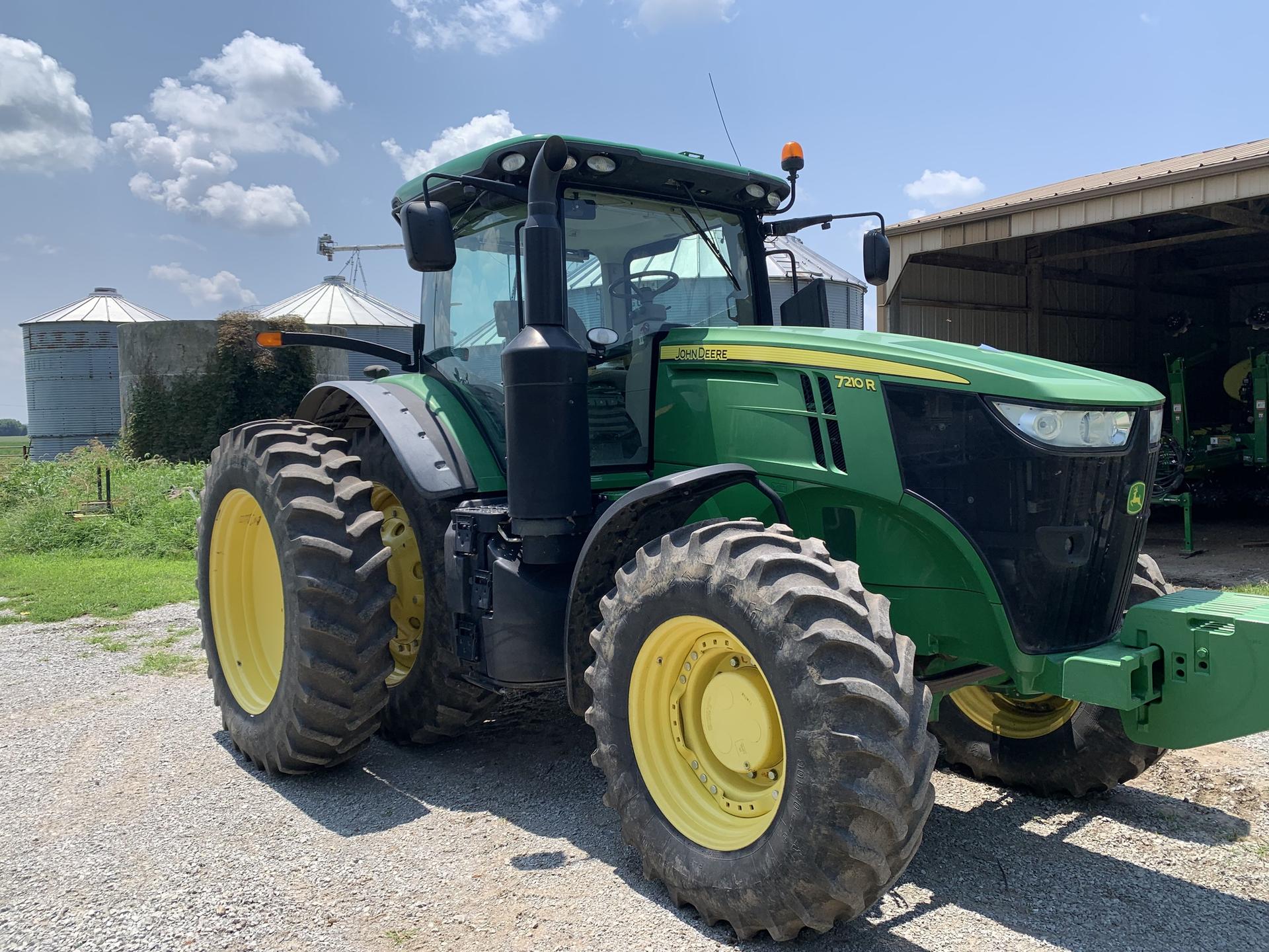 2015 John Deere 7210R