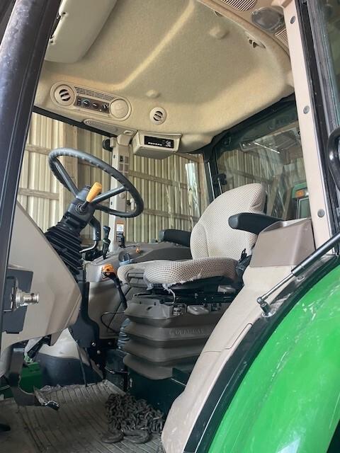 2018 John Deere 6135E