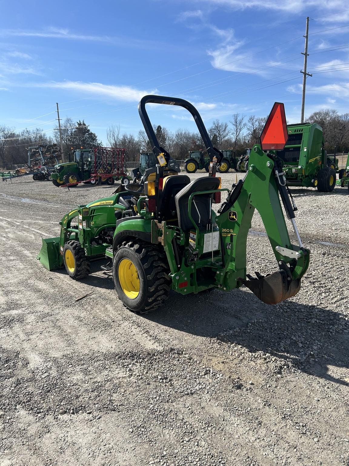 2022 John Deere 2025R Image