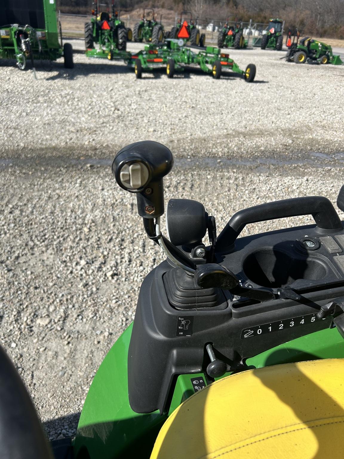 2022 John Deere 2025R Image