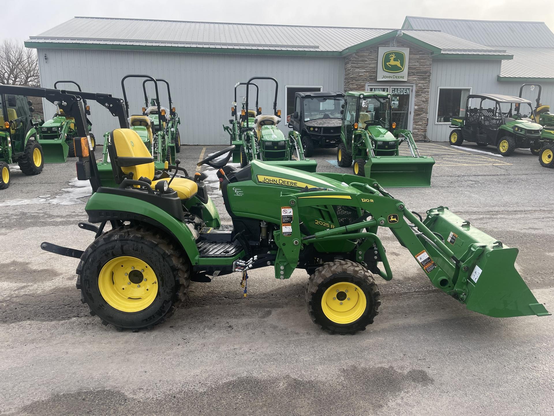 2022 John Deere 2025R