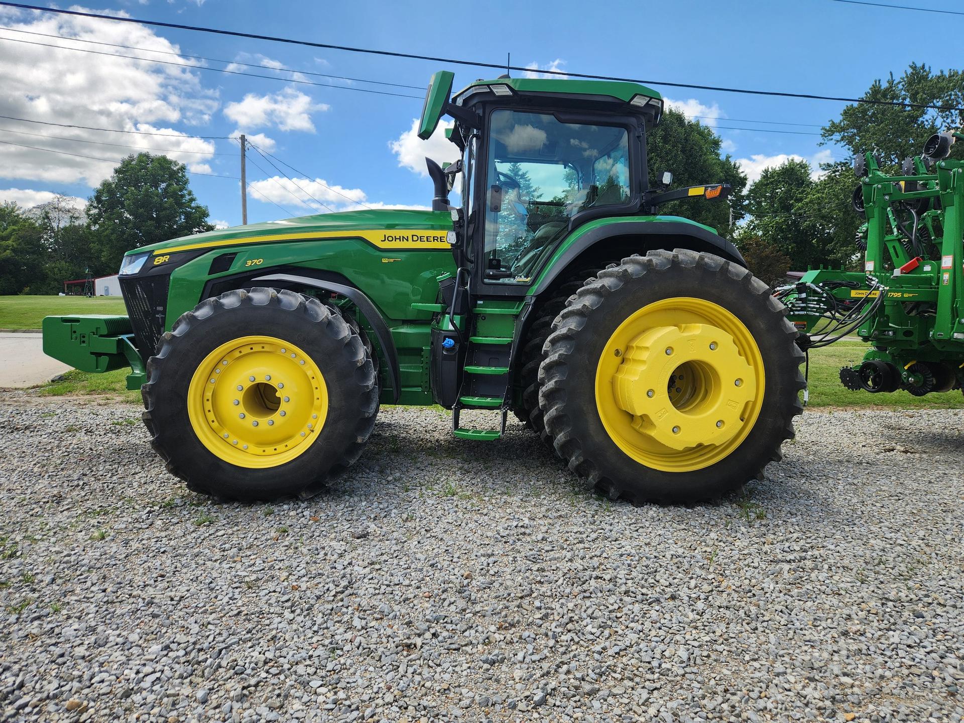 2023 John Deere 8R 370