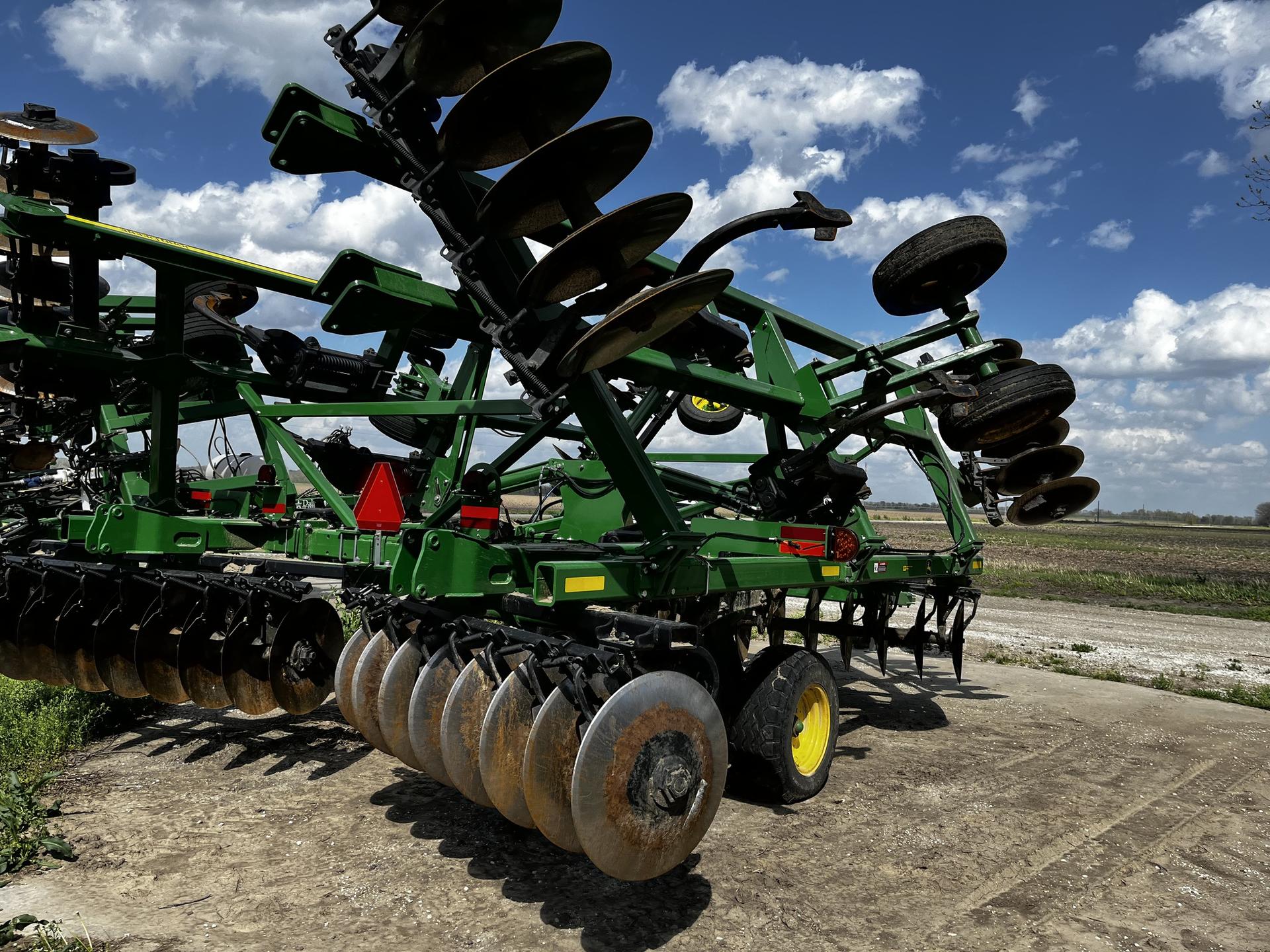 2022 John Deere 2720