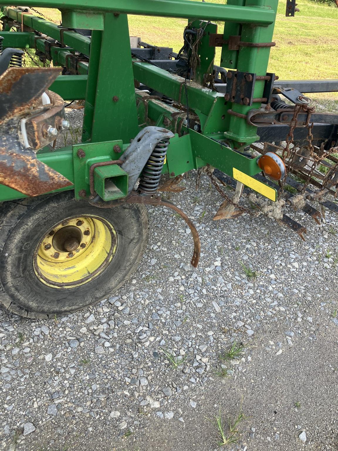 2005 John Deere 2210