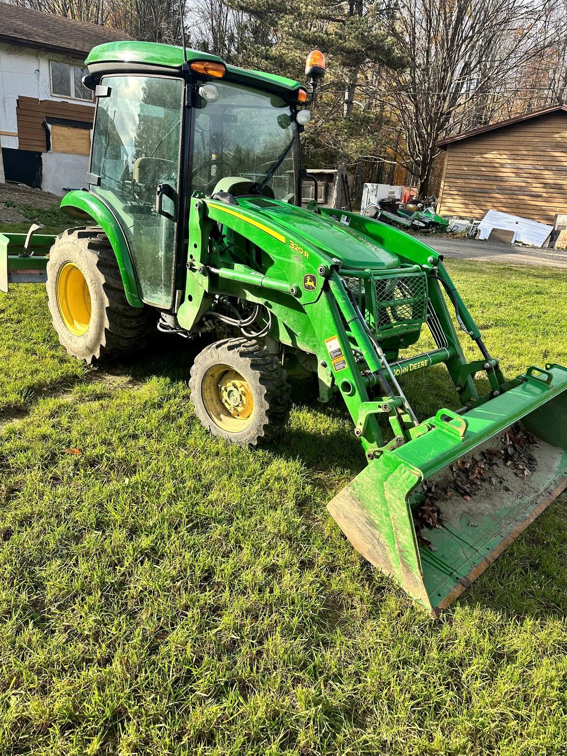 2023 John Deere 3033R Image