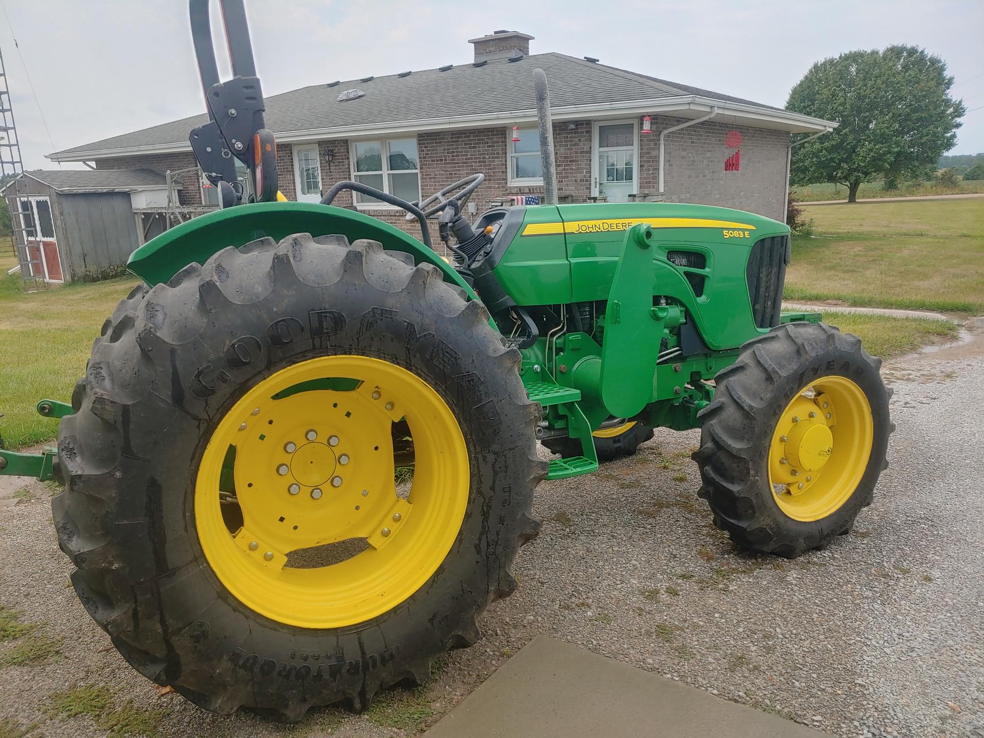 2013 John Deere 5083E