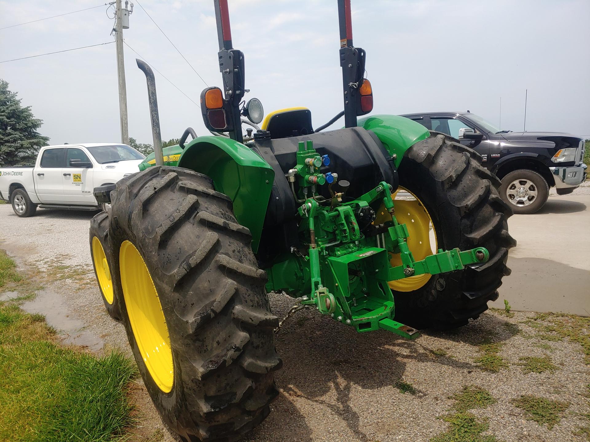 2013 John Deere 5083E