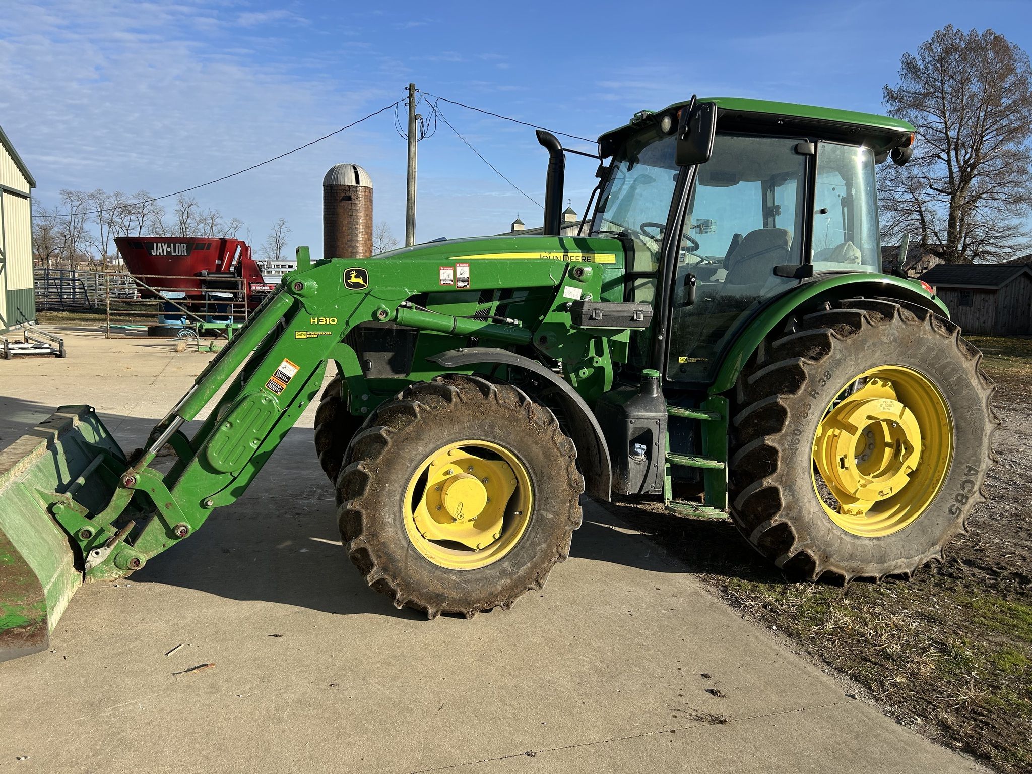 2022 John Deere 6135E Image