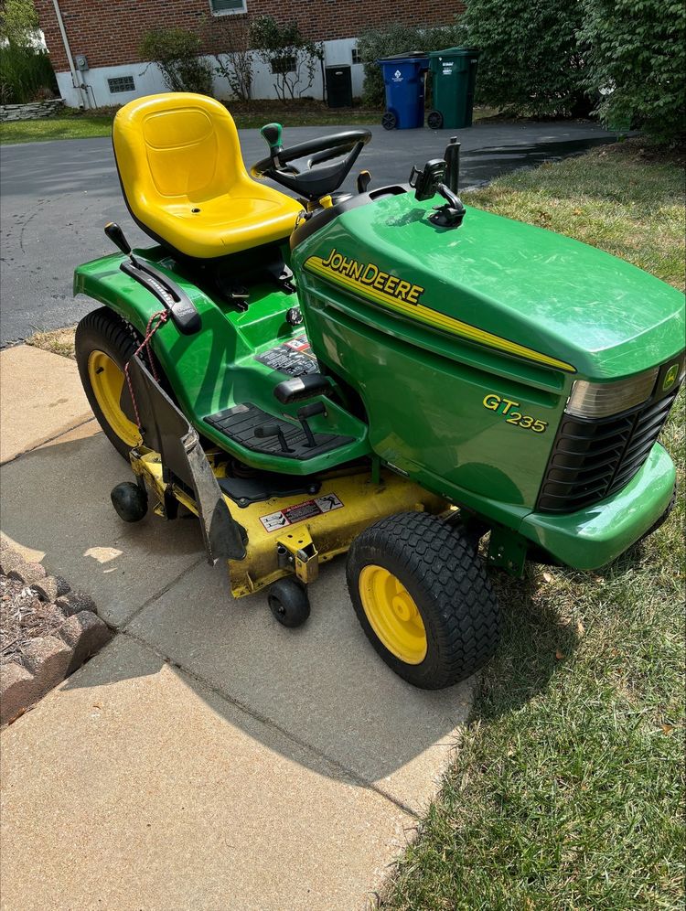 2002 John Deere GT235