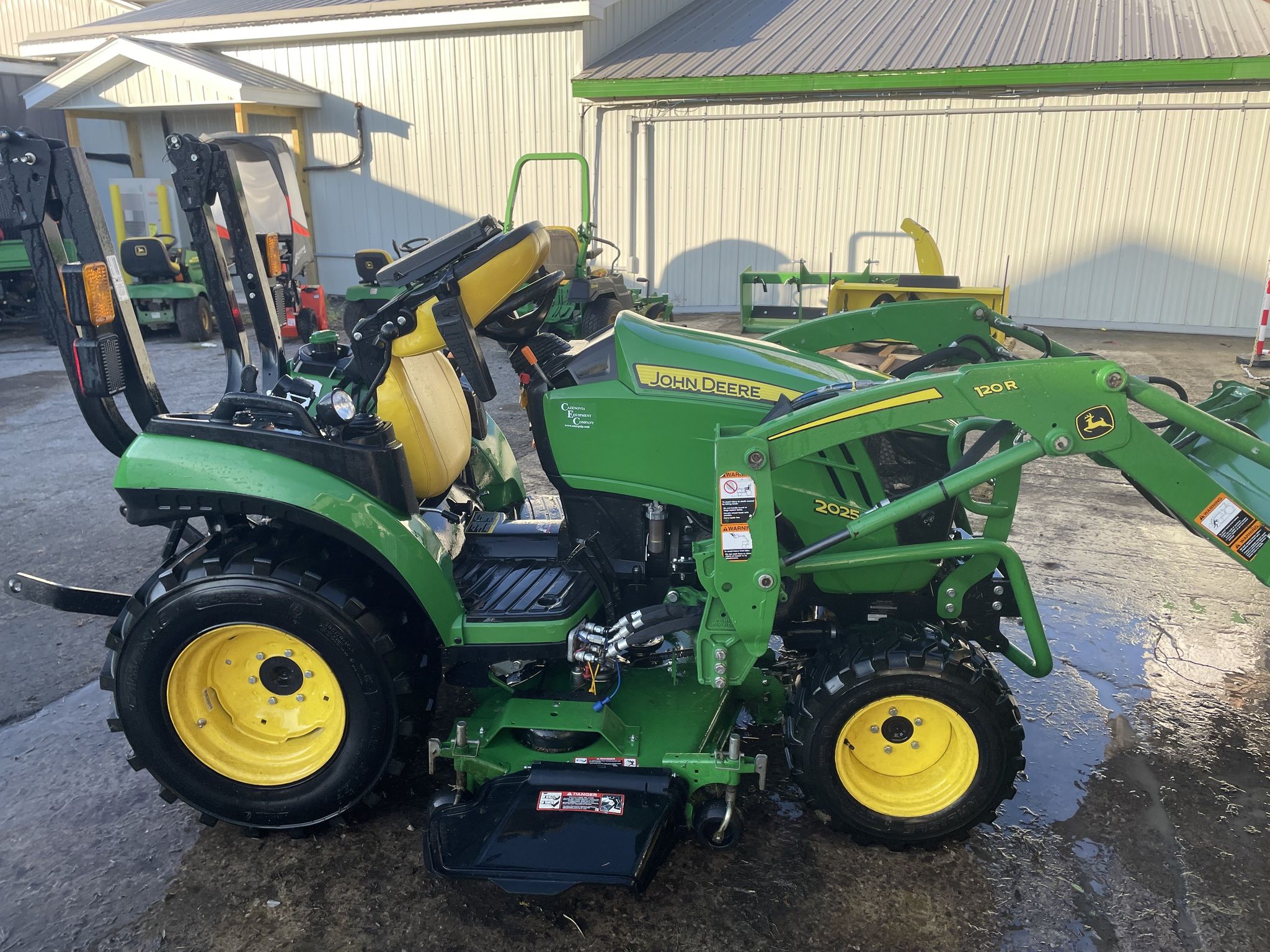 2022 John Deere 2025R