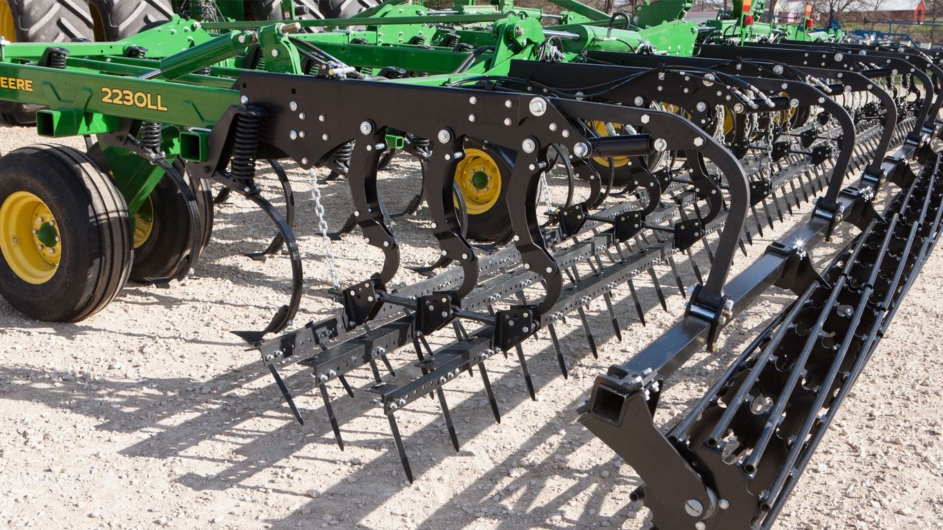 2230LL Level-Lift™ Field Cultivator